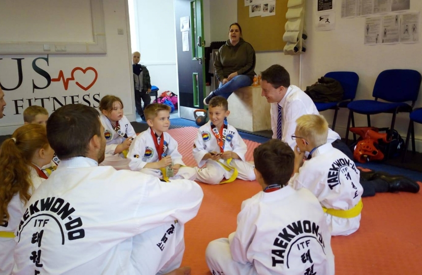 Young participants showing Simon their medals